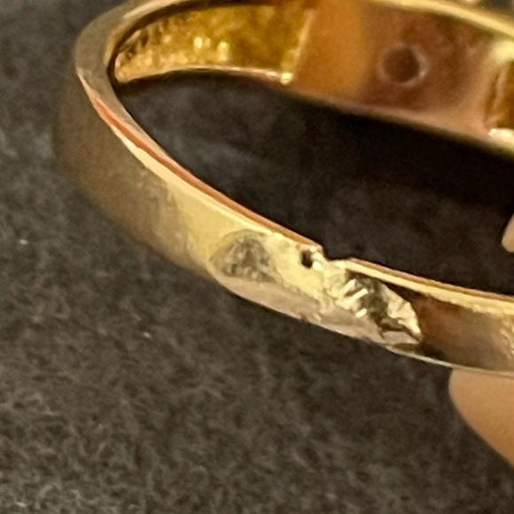 Elegant Gold and Diamond Floral Ring - Picture 4 of 6